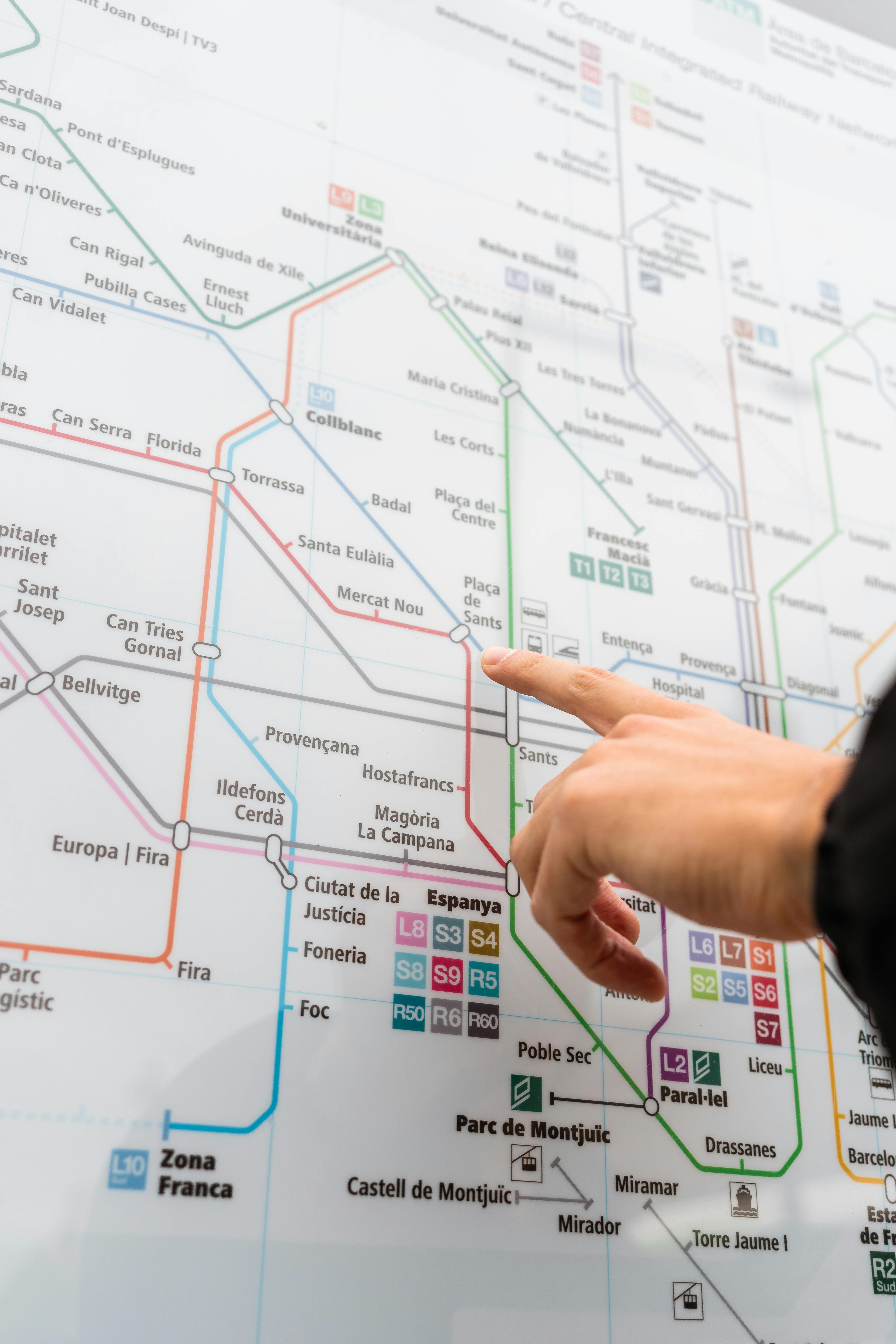 Mão apontando para um mapa de rede de transporte